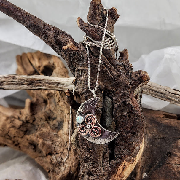 アクセサリー Moon Crescent Moon with Copper Triskele - Kyocera Opal - Little Gypsy's