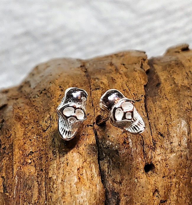 Skully studs