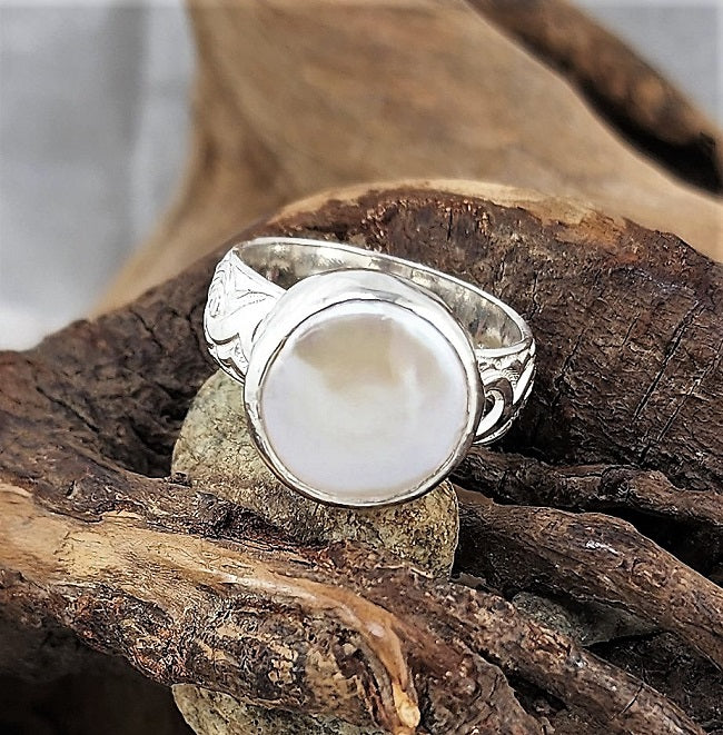 Patterned silver band ring - Freshwater pearl