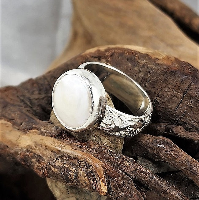 Patterned silver band ring - Freshwater pearl