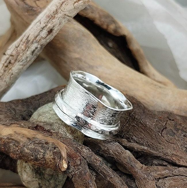 Meditation ring - wavy with textured spinner