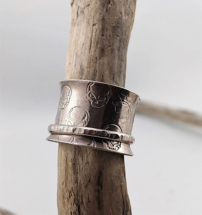 Meditation ring - Silver on silver with skulls