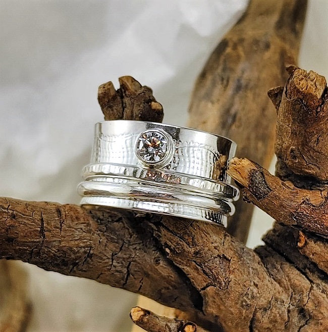 Meditation ring - 4mm cz